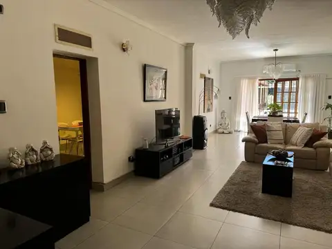 Casa 5 ambientes con 4 baños