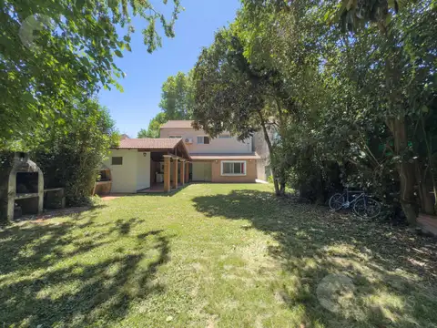 VENTA CASA 7 AMBIENTES DOS COCHERAS PARQUE Y PARRILLA VILLA ADELINA