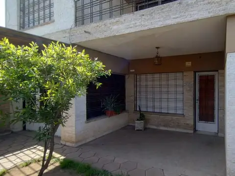 Casa 8 ambientes con 2 baños