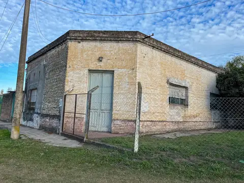 Casa con galpón y terreno en Victoria