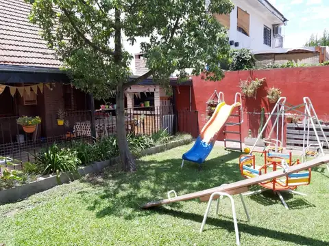 EXCELENTE CHALET, TRES AMBIENTES GRAN PARQUE , PISCINA,QUINCHO ,PARRILLA, GARAGE, COCHERA