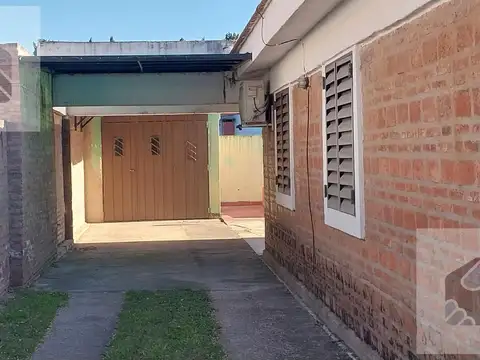 Casa 8 ambientes con 3 baños