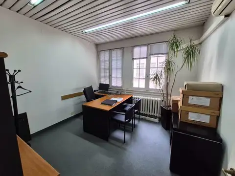 Oficina 6 ambientes con 5 baños