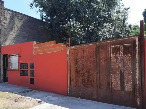 Casa 4 ambientes + Local o depto sobre Gran lote