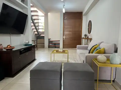 Casa en Venta con 2 cocheras