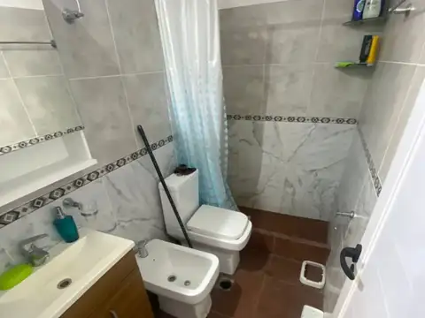 Venta de PH con 2 departamentos y local a la calle en Lanús, excelente zona!