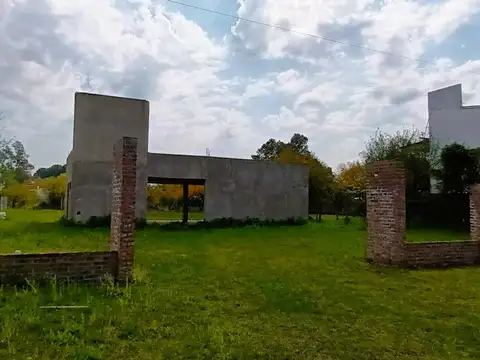 Terreno en Colastiné Sur con edificación a terminar y planos