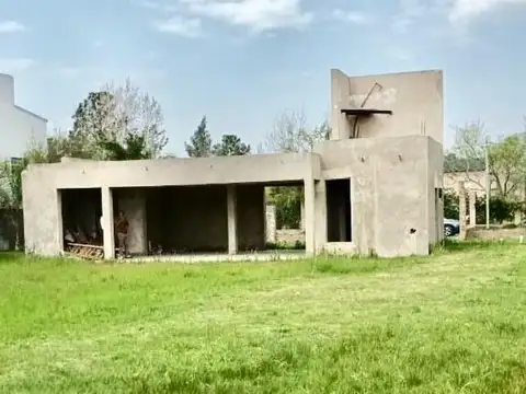 Terreno en Colastiné Sur con edificación a terminar y planos