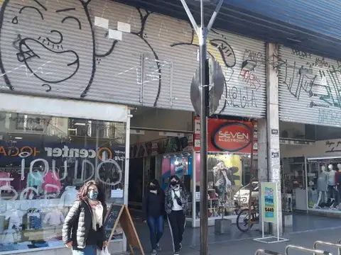 Local en Microcentro en galería sobre calle comercial 12