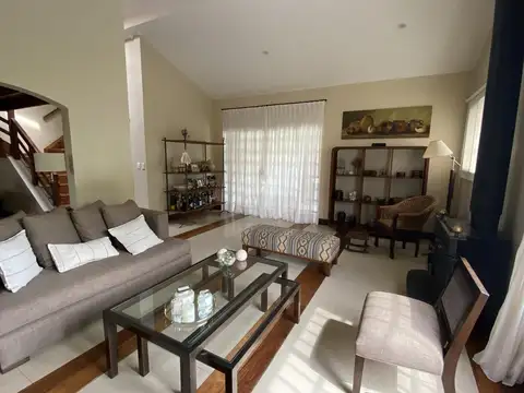 Casa 6 ambientes con 4 baños