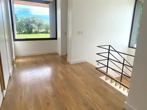 Casa en Alquiler con 3 cocheras