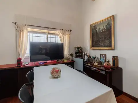 Casa en venta 4 dormitorios, 2 baños, patio y terraza en Liniers - financiación