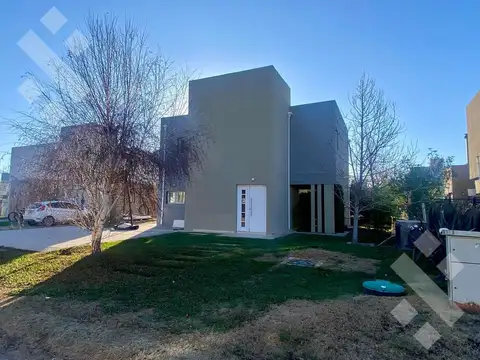 Venta Casa 3 Dormi con Quincho y Pileta - Bº Cerrado Villa Muluen - Plottier