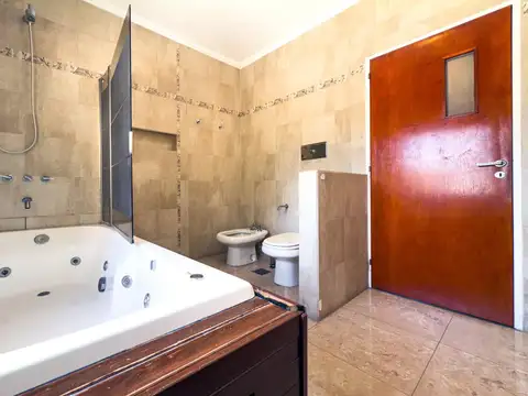 Casa 7 ambientes con 1 baño