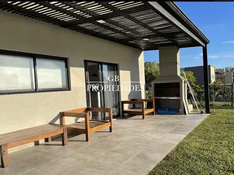 Casa en Venta con 3 cocheras