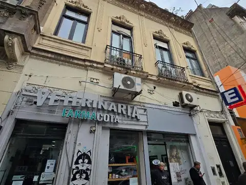Edificio c/2 locales + 7 ambientes y baños RETASADO