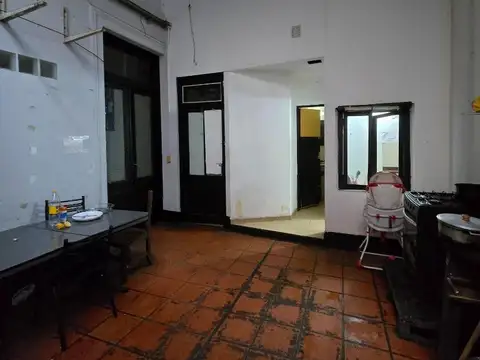 Edificio c/2 locales + 7 ambientes y baños RETASADO