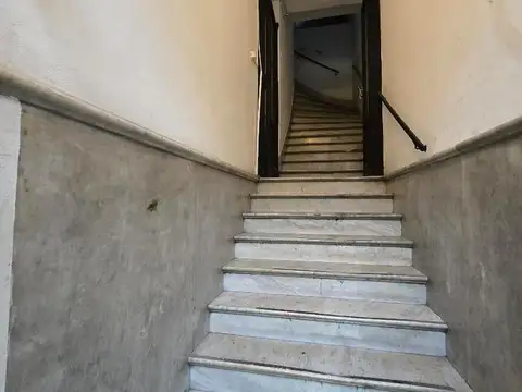 Edificio c/2 locales + 7 ambientes y baños RETASADO