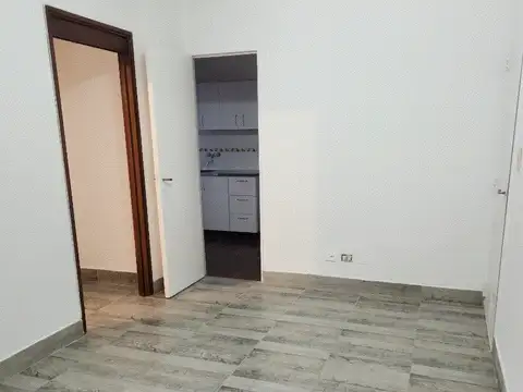 ALQUILER  DEPARTAMENTO DOS AMBIENTES, FRENTE,  PLANTA BAJA, PATIO, TOTALMENTE REFACCIONADO, IMPECABLE.