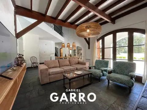 Casa 5 ambientes con 3 baños