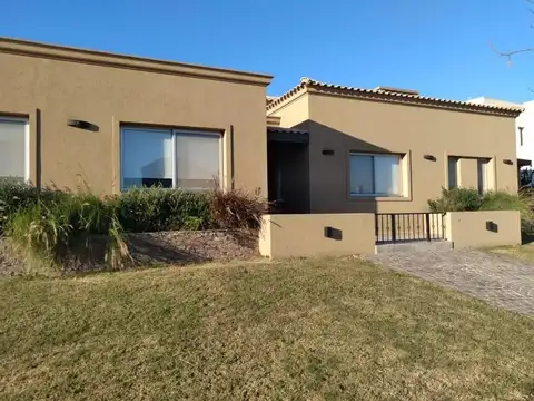 Hermosa Casa Al Rio En Venta Barrio San Marco