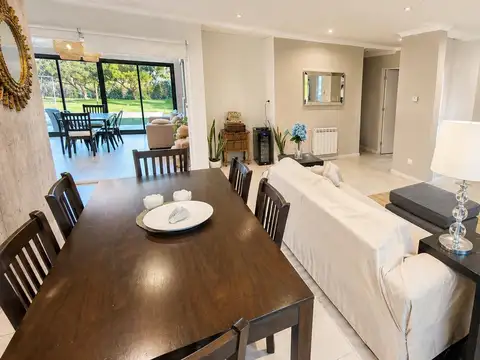 Casa en Venta con 3 cocheras