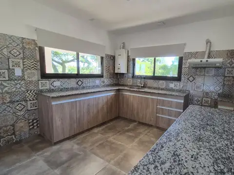 Casa 4 ambientes con 2 baños