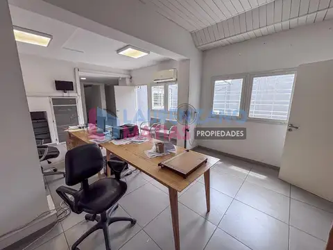 ALQUILER / VENTA - DEPOSITO DE 475 M² CON OFICINAS Y TERRAZA - SOBRE LOTE PROPIO - PATERNAL