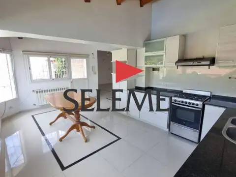 Casa en Alquiler con 2 cocheras