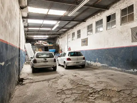 OPORTUNIDAD CASA CON 2 LOCALES Y 1 GALPON