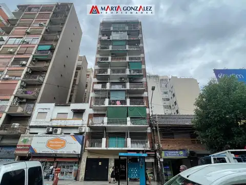 depto de un ambiente al frente con balcon centrico