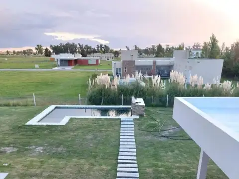 Casa 5 ambientes con 4 baños
