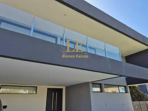 Casa 6 ambientes con 4 baños