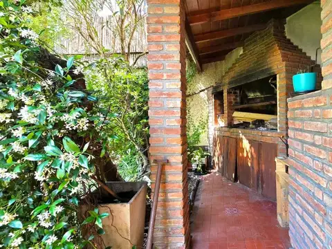 CASA 4 AMB. CON JARDIN Y COCHERA