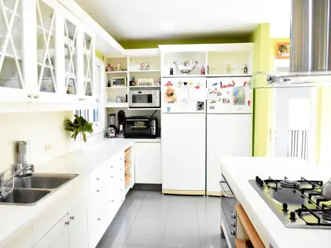 Casa 8 ambientes con 5 baños