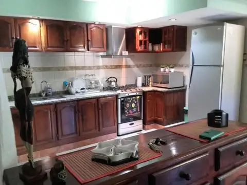 Casa 7 ambientes con 2 baños