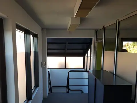 Oficina 9 ambientes con 2 baños