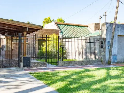 CASA 2 DORMITORIOS PATIO PILETA COCHERA VENTA
