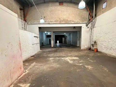 ALQUILER - GALPON 240 m2 - SOBRE AVDA. CROVARA