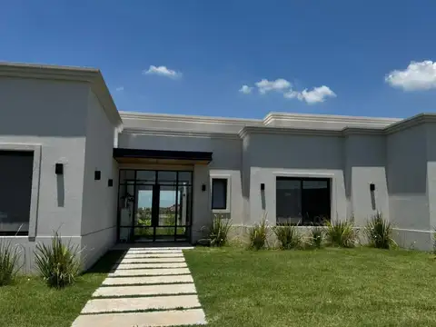 Casa en Venta - 4 Dormitorios 2 Baños - 192mts - Barrio San Sebastián