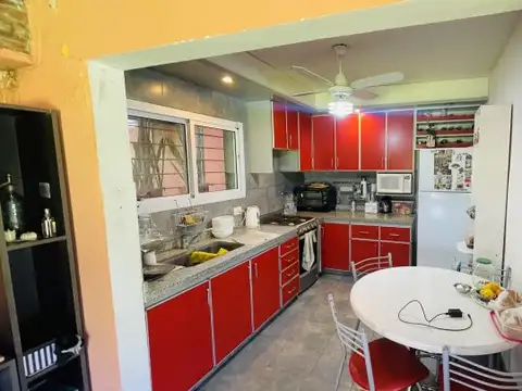 Casa 6 ambientes con 2 baños
