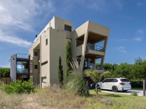 Casa en venta - 4 Dormitorios 3 Baños - Pinamar