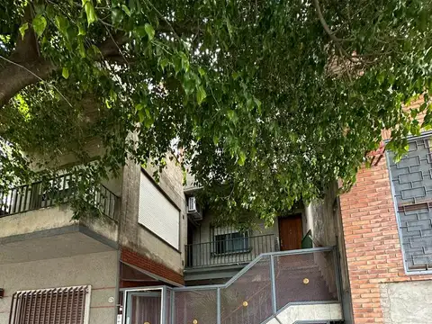 PH 4 AMB. 1º PISO POR ESCALERA AL FRENTE