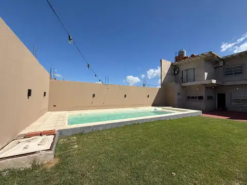 Casa de 3 amb. con pileta a la venta-Virrey Del Pino km 47