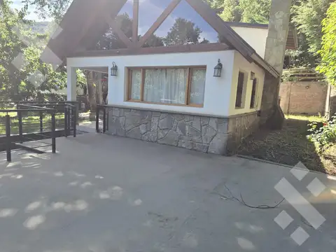 VENTA CASA 4 DORMITORIOS CON QUINCHO Y COCHERA CUBIERTA - CASCO CENTRICO - SAN MARTIN DE LOS ANDES al 200
