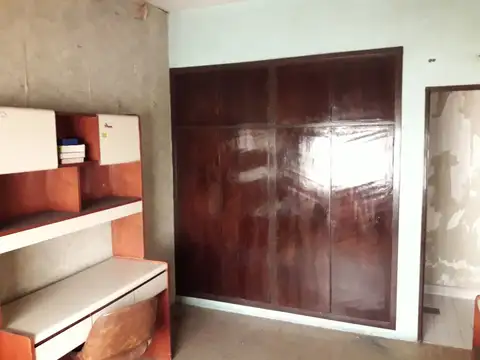 LOCAL 50M2 APROX. CON CASA 4 AMB. EN PLANTA ALTA,GALPÓN 80M2,GARAGE PASANTE, PATIO Y TERRAZA