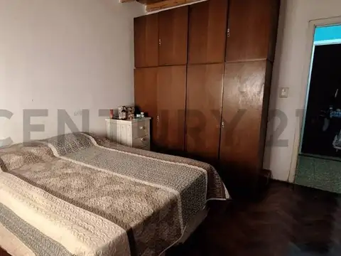 ALQUILER CASA 3 AMBIENTES CON COCHERA, TERRAZA Y GRAN JARDÍN – EXCELENTE UBICACIÓN