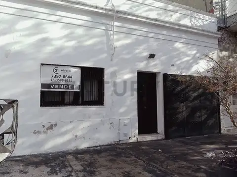 ALQUILER CASA 3 AMBIENTES CON COCHERA, TERRAZA Y GRAN JARDÍN – EXCELENTE UBICACIÓN