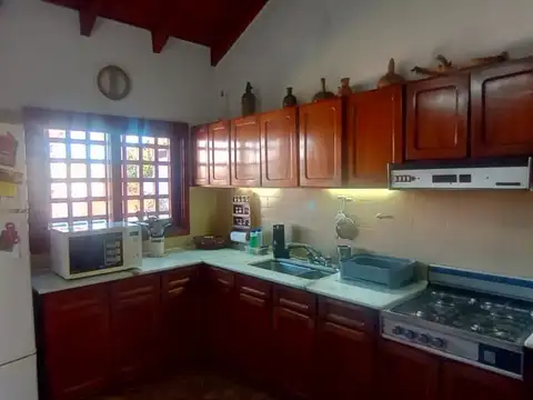 Casa 7 ambientes con 2 baños