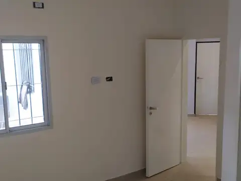 MUY LINDO PH 3 AMB. SIN EXPENSAS  con patio próximo a Avenidas y Ferrocarril